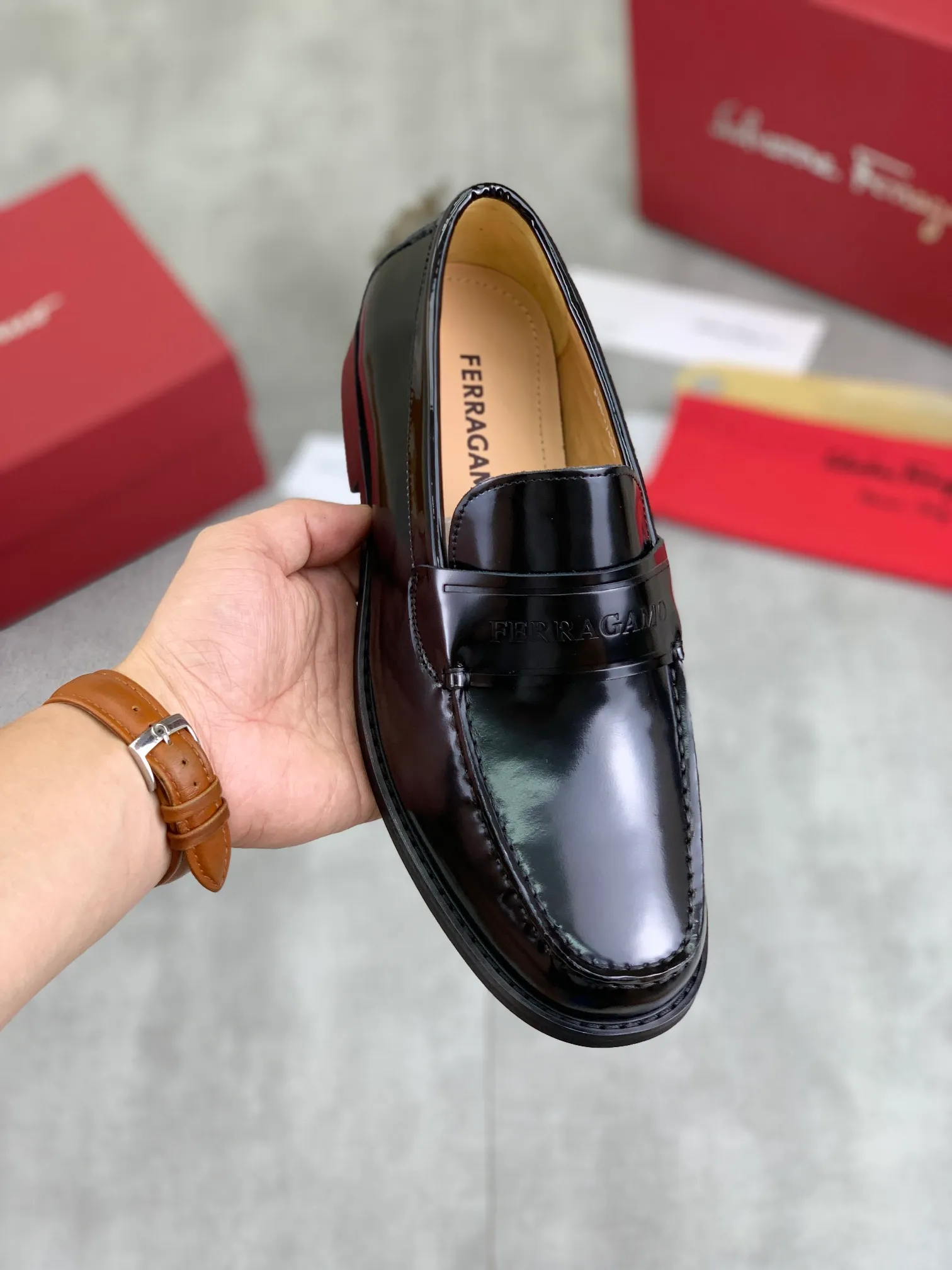 Men's Men's Shoes 💰P460💰[New Style] Water-dyed Niuli 🆘[Salvatore Ferragamo] Ferragamo's latest casual business leather shoes for men! Available at counters simultaneously! The fabric is made of specially imported original calfskin, the lining is made of imported water-dyed cowhide, and the original combination outsole is absolutely luxurious and leads the fashion trend. Matching code: 38-45; 2️⃣ colors available